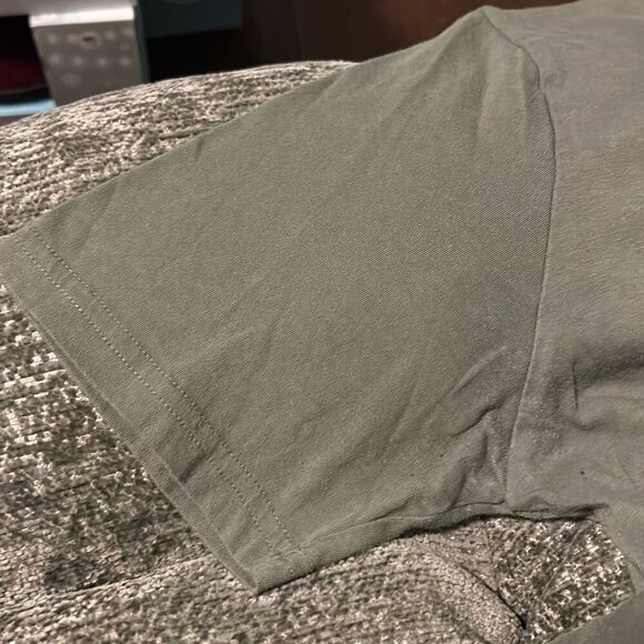 Under Armour Stacked Logo Fill T-Shirt - Mossy Taupe. Size Medium. - Picture 7 of 9